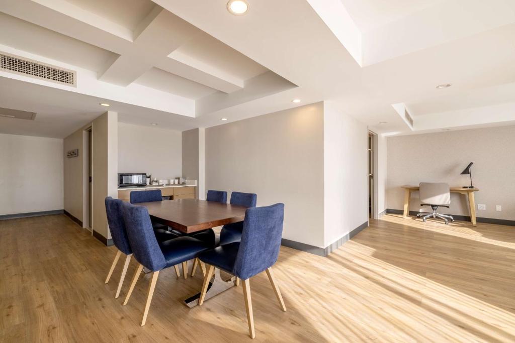 TV a/nebo společenská místnost v ubytování DoubleTree by Hilton Davenport