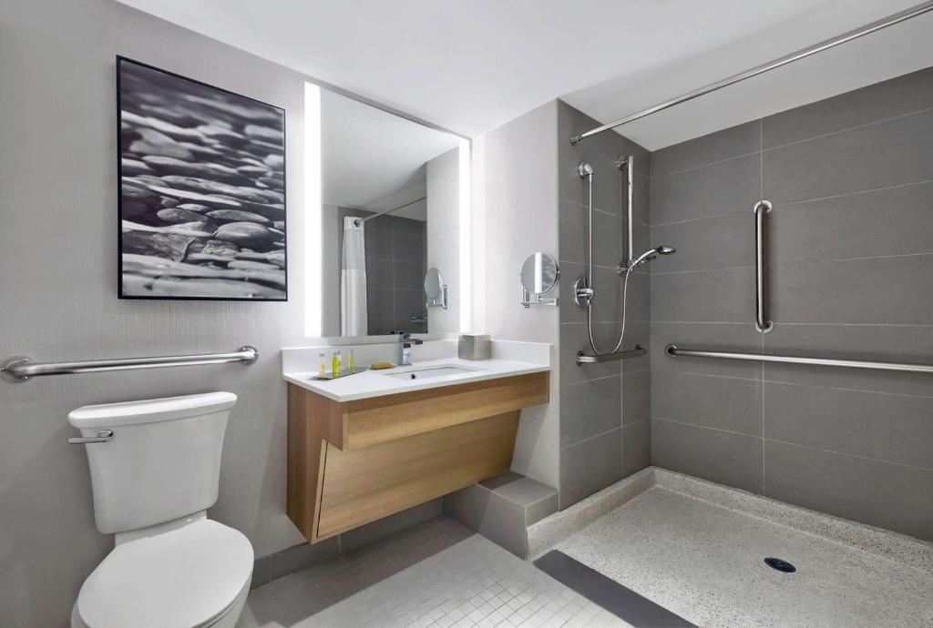 Koupelna v ubytování DoubleTree by Hilton Davenport