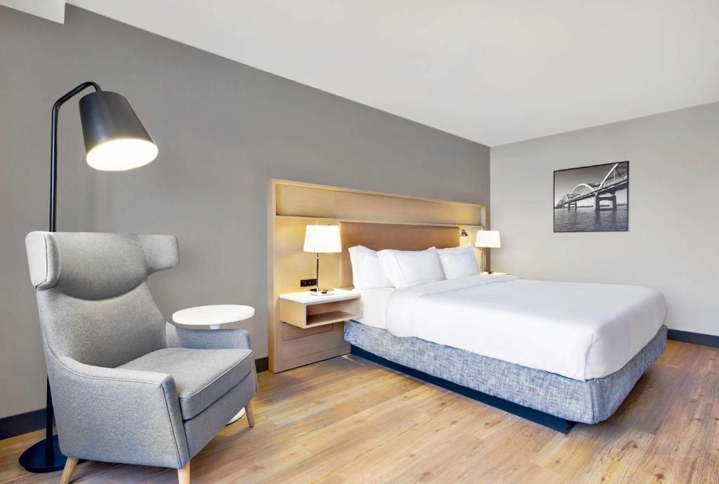 Postel nebo postele na pokoji v ubytování DoubleTree by Hilton Davenport