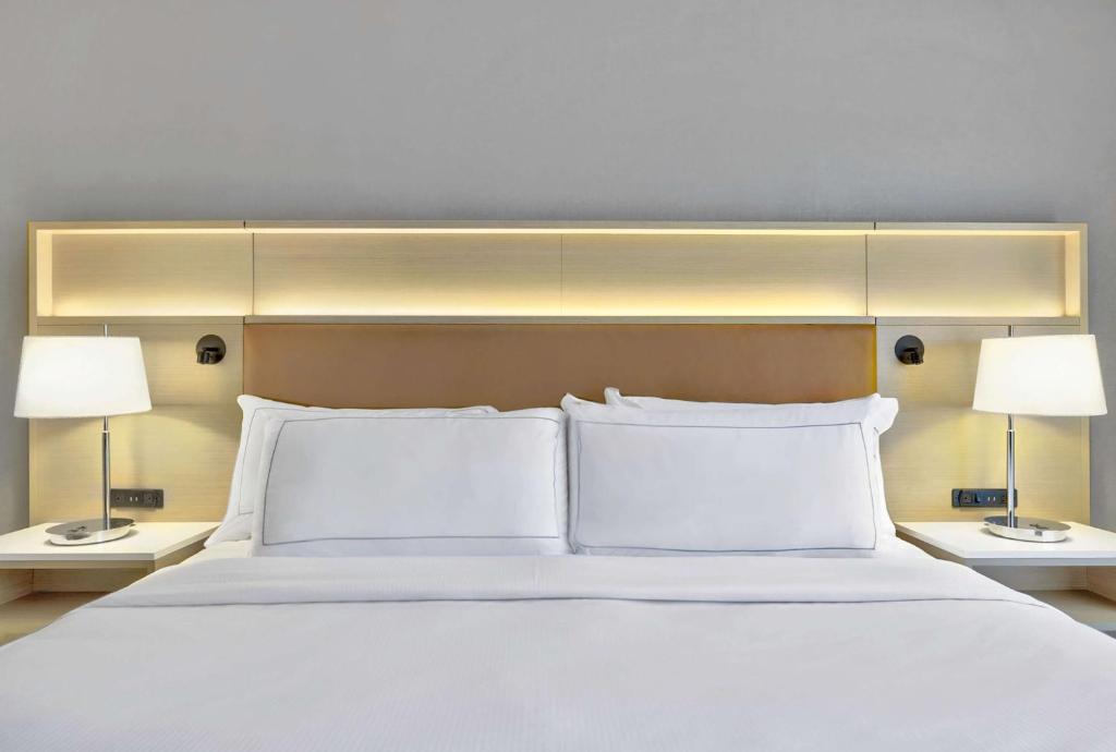 Postel nebo postele na pokoji v ubytování DoubleTree by Hilton Davenport