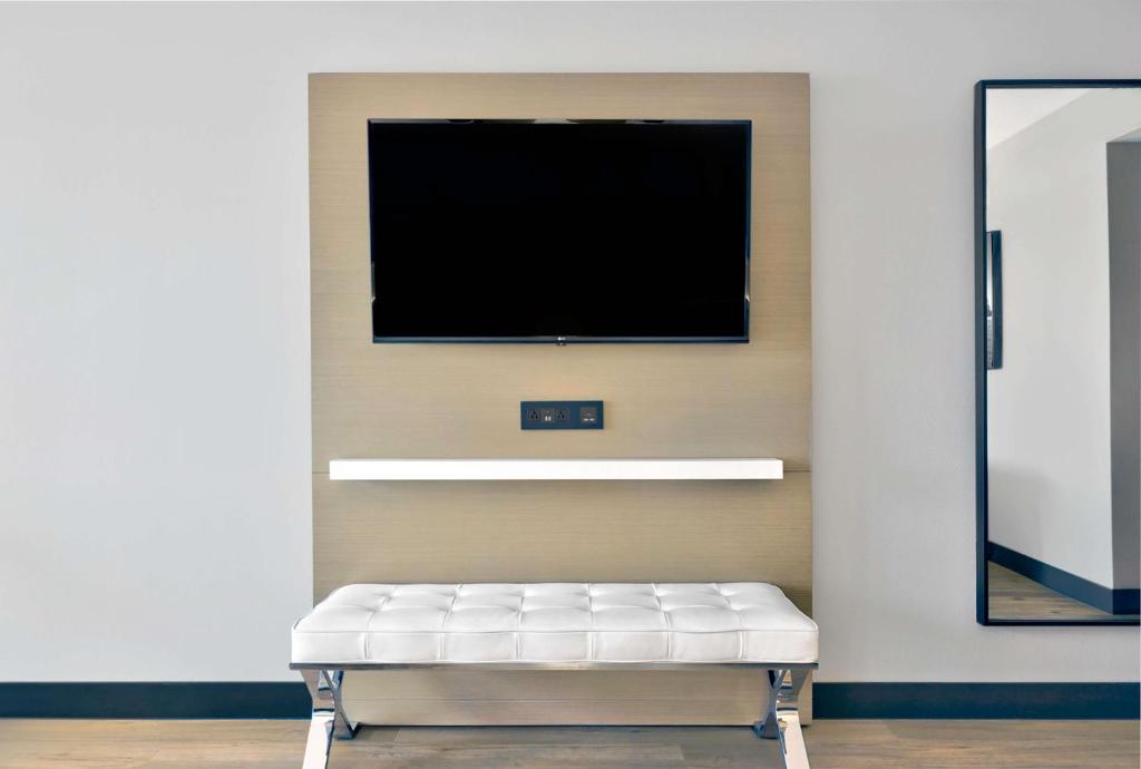 TV a/nebo společenská místnost v ubytování DoubleTree by Hilton Davenport