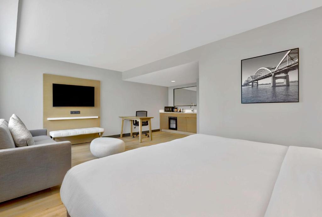 TV a/nebo společenská místnost v ubytování DoubleTree by Hilton Davenport