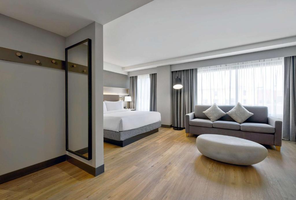 Postel nebo postele na pokoji v ubytování DoubleTree by Hilton Davenport
