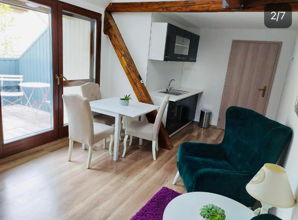 科馬爾諾的住宿－JÓKAI Apartman，一间带桌椅的客厅和一间厨房