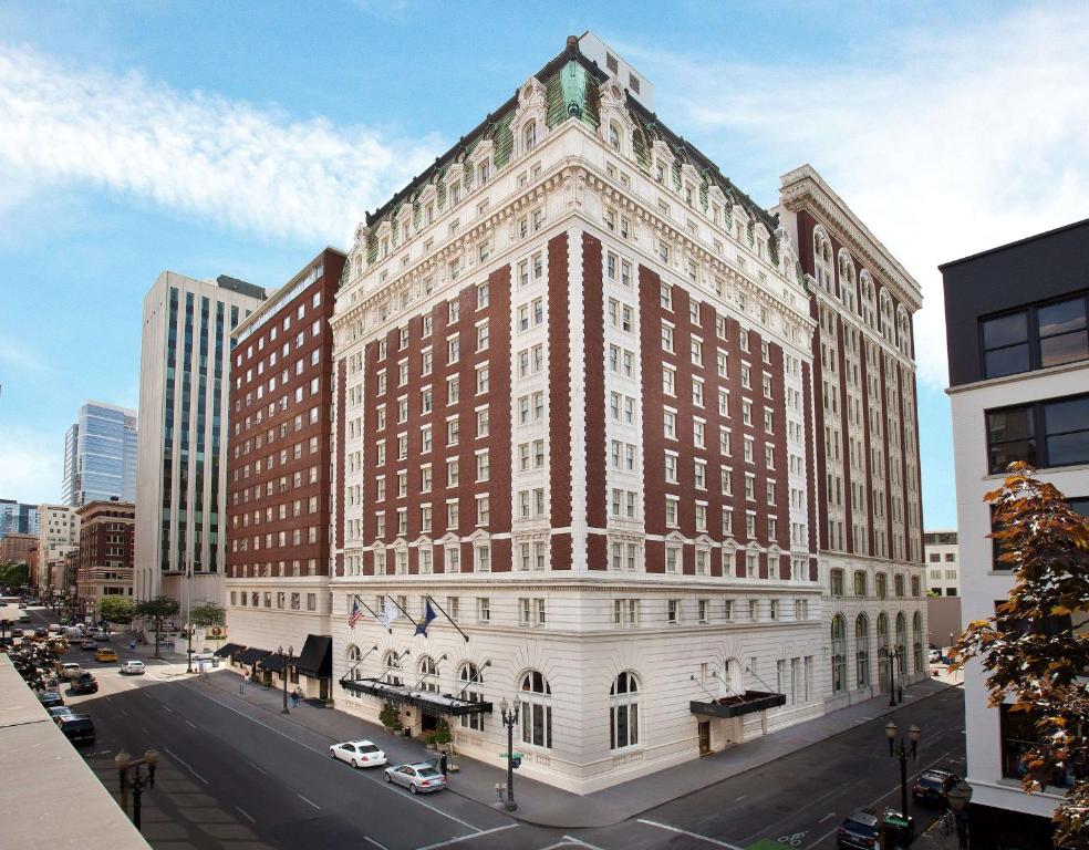 uma representação de um grande edifício numa rua da cidade em The Benson Portland, Curio Collection by Hilton em Portland