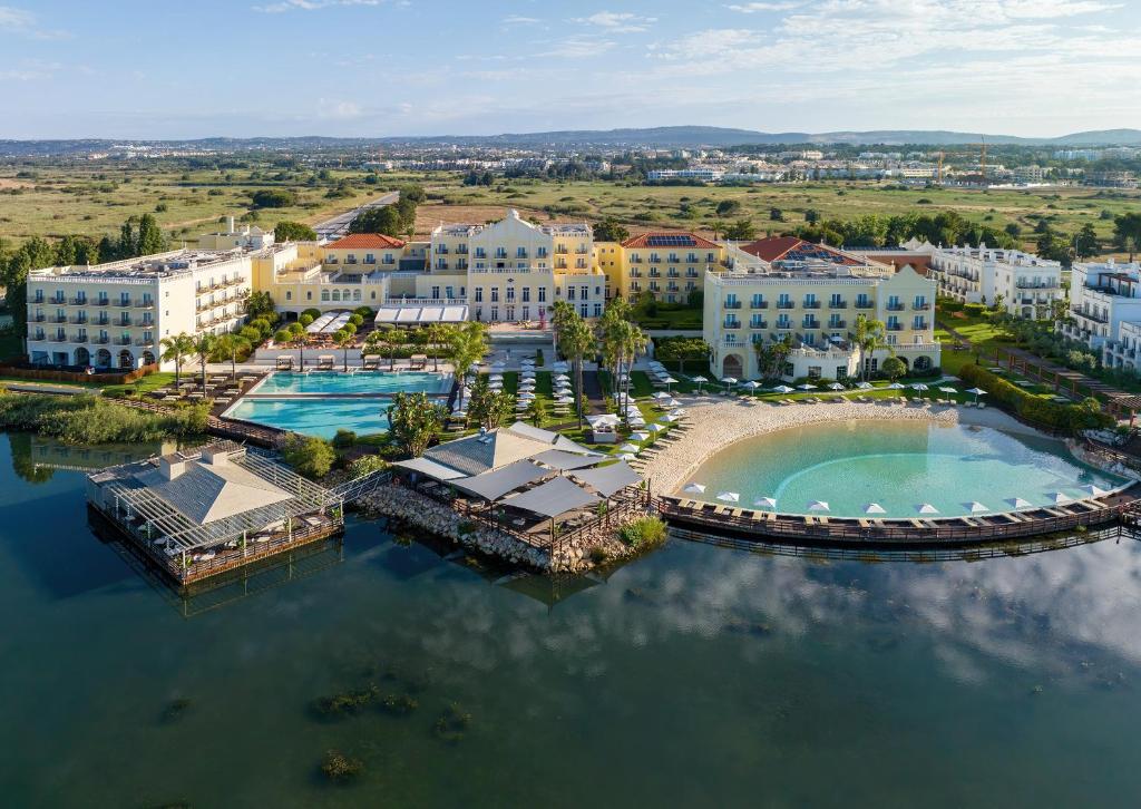 een luchtzicht op een resort op het water bij Domes Lake Algarve, Autograph Collection in Vilamoura