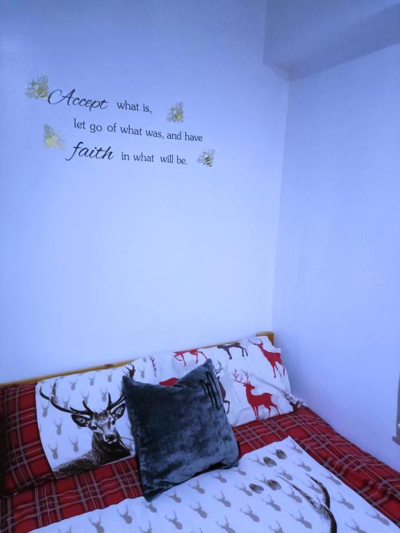 a bedroom with a bed with a quote on the wall at Homestay BedSpace in Birmingham