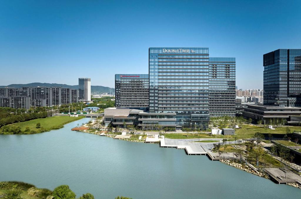 vistas a una ciudad con río y edificios en Doubletree By Hilton Suzhou Wuzhong, en Suzhou