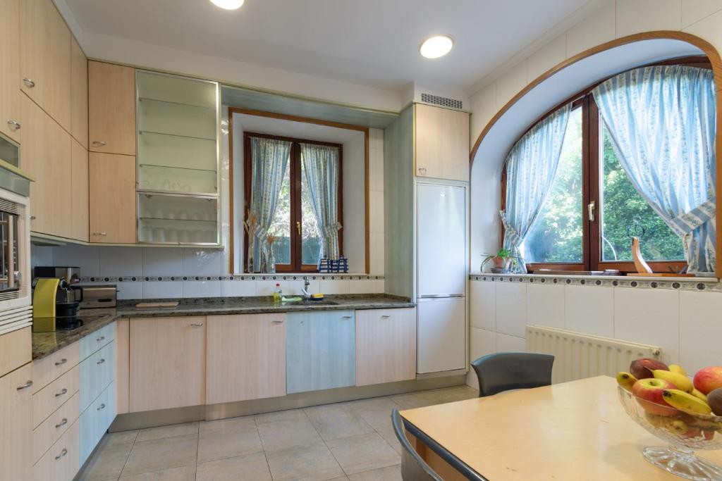 Kuchyň nebo kuchyňský kout v ubytování Villa Ganbara, 5 minutos de Pamplona