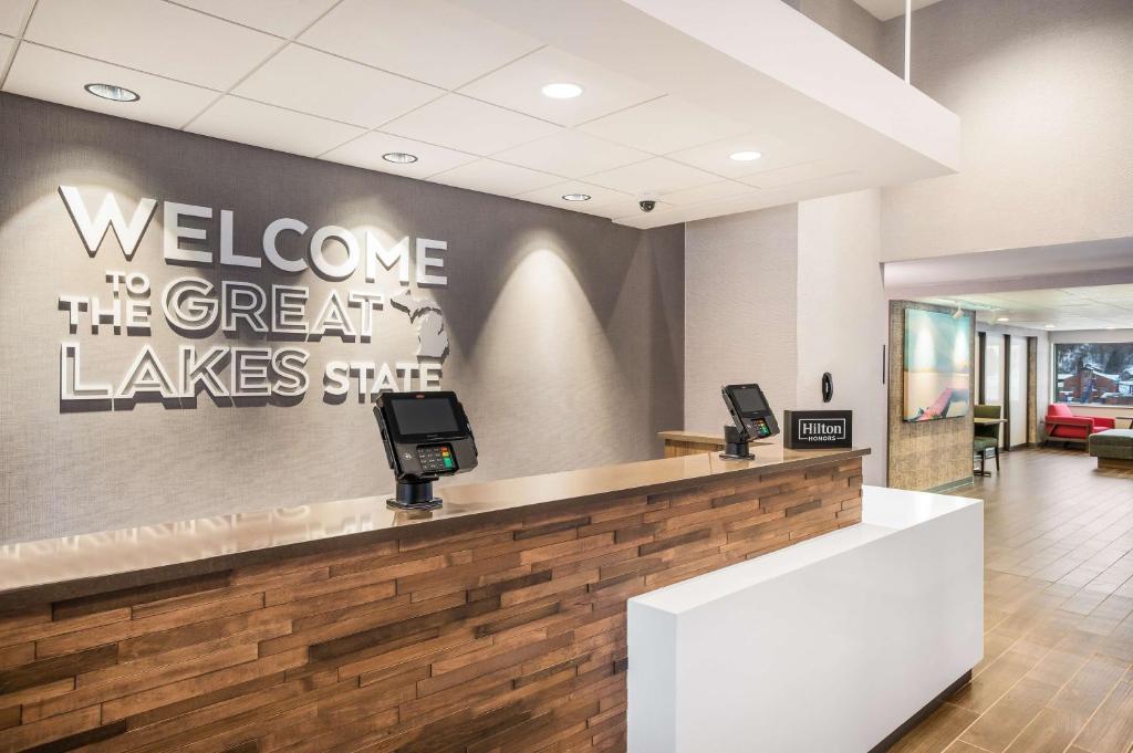 The lobby or reception area at Hampton Inn & Suites Houghton