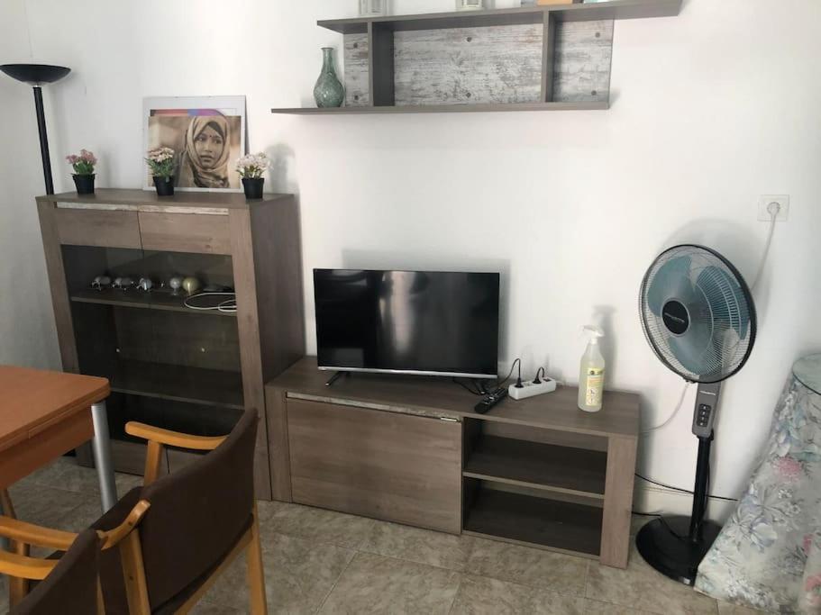 sala de estar con TV y escritorio con ventilador en Nice flat.Very near UCAM, UM university.Murcia, en Espinardo