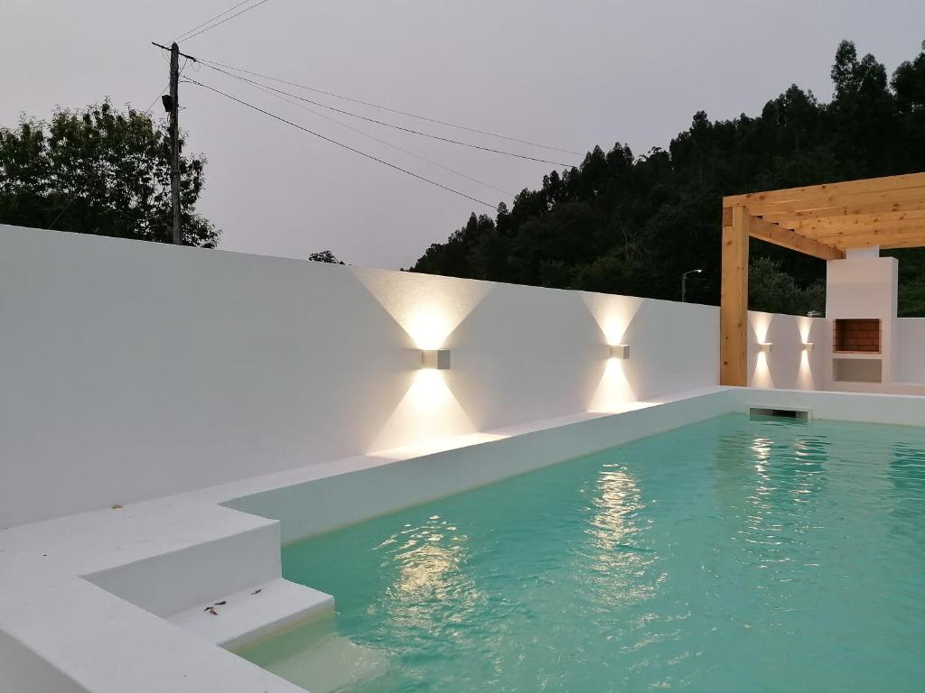 Bazén v ubytování Casa das Castanheiras nebo v jeho okolí