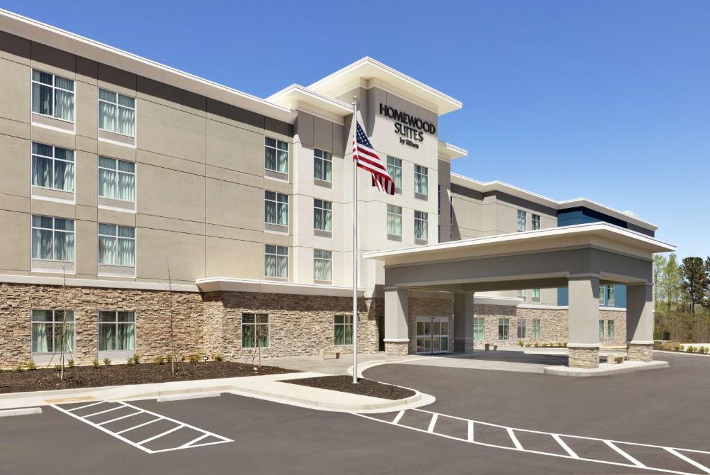 uma vista exterior da estalagem e suites do Hampton em Homewood Suites By Hilton Mcdonough em McDonough