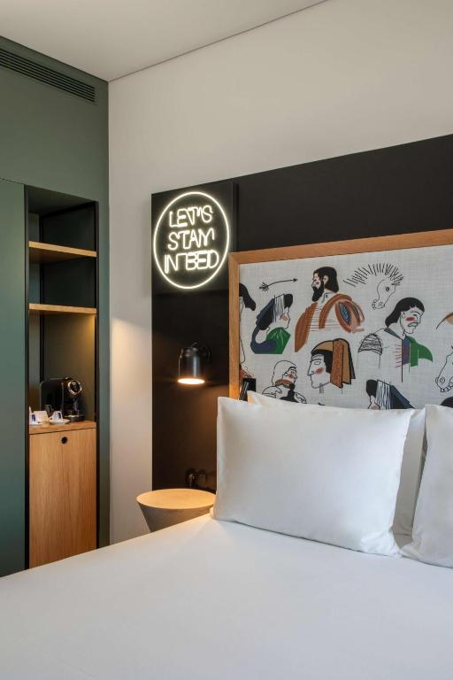 Postel nebo postele na pokoji v ubytování Se Catedral Hotel Porto, Tapestry Collection By Hilton