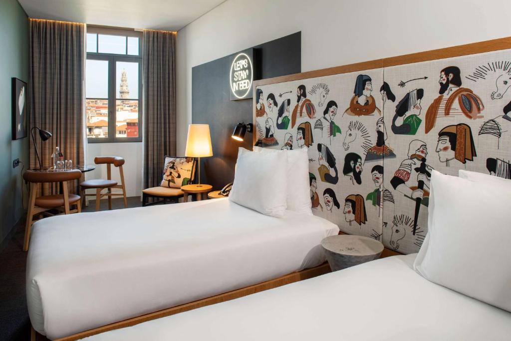 Postel nebo postele na pokoji v ubytování Se Catedral Hotel Porto, Tapestry Collection By Hilton
