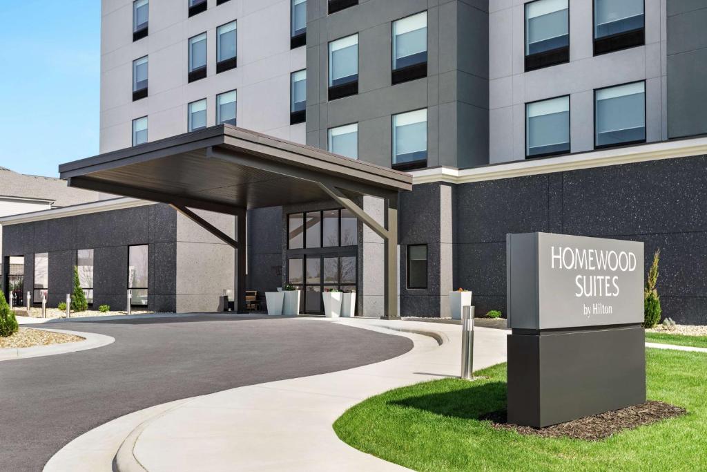 una señal de hotel frente a un edificio en Homewood Suites By Hilton Springfield Medical District, en Springfield