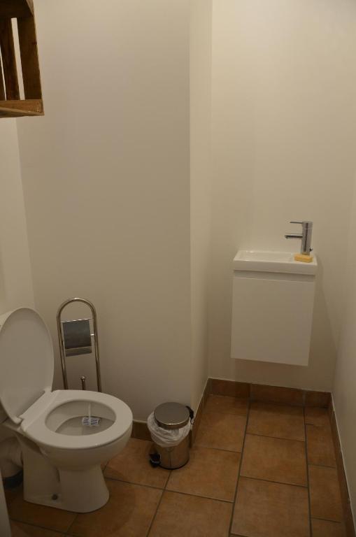 a bathroom with a toilet and a sink at Maison Amandre en Pleine Nature - Mas Lou Castanea in Collobrières