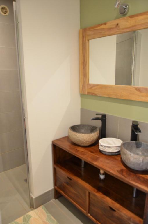 a bathroom with two sinks and a mirror at Maison Amandre en Pleine Nature - Mas Lou Castanea in Collobrières