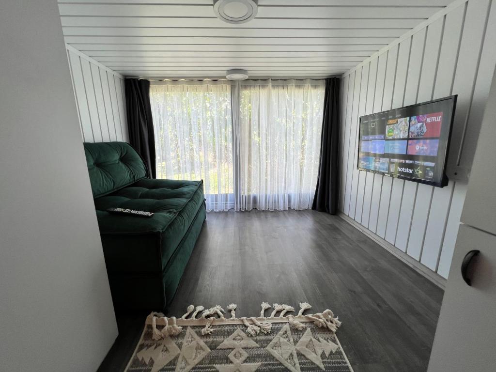 TV a/nebo společenská místnost v ubytování Grenadine Lodge