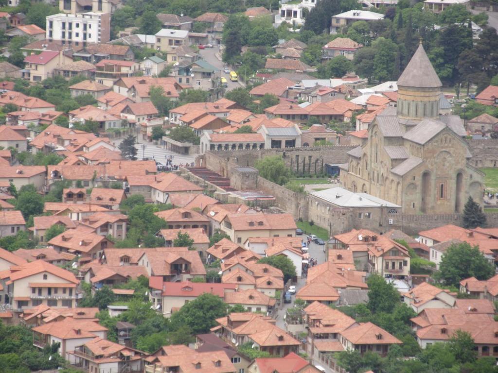 Nespecifikovaný výhled na destinaci Mccheta nebo výhled na město při pohledu z penzionu