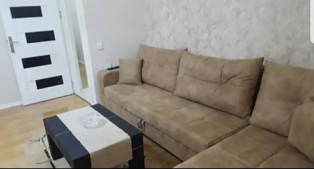 un soggiorno con divano e tavolino da caffè di Sweet home a Baku