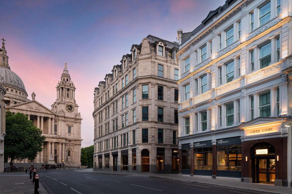 um grupo de edifícios numa rua da cidade em Lost Property St Pauls London, Curio Collection By Hilton em Londres