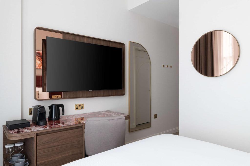 Lost Property St Pauls London, Curio Collection By Hilton - Queen Room