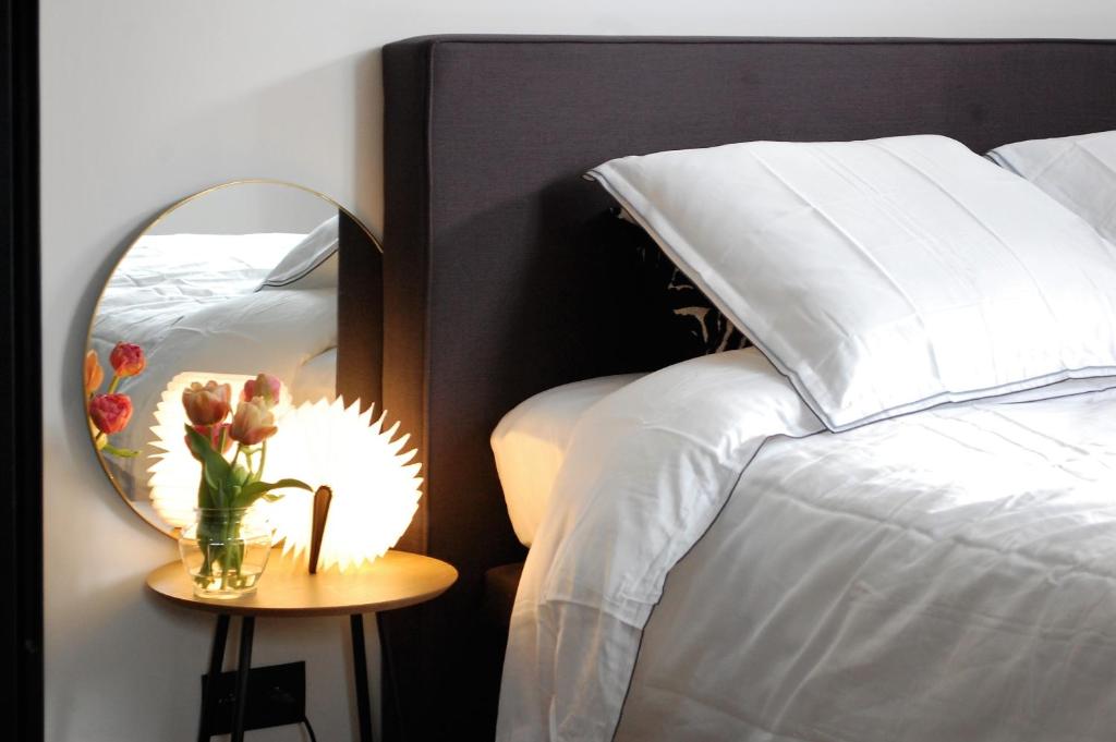 Postel nebo postele na pokoji v ubytování Huis Nest Logies