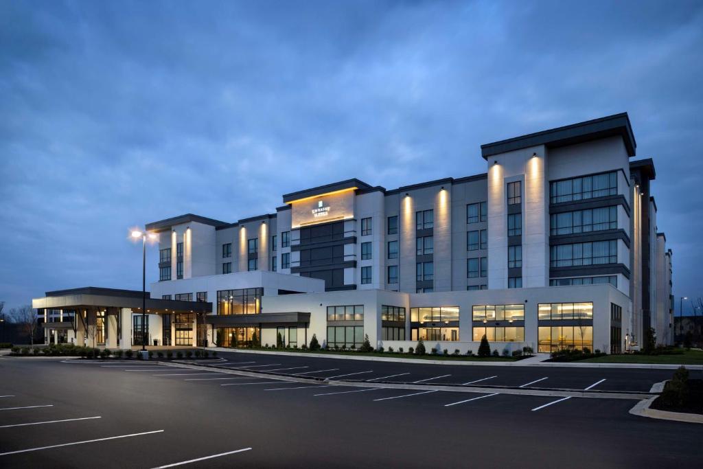 um edifício com um parque de estacionamento em frente em Embassy Suites By Hilton Bowling Green em Bowling Green