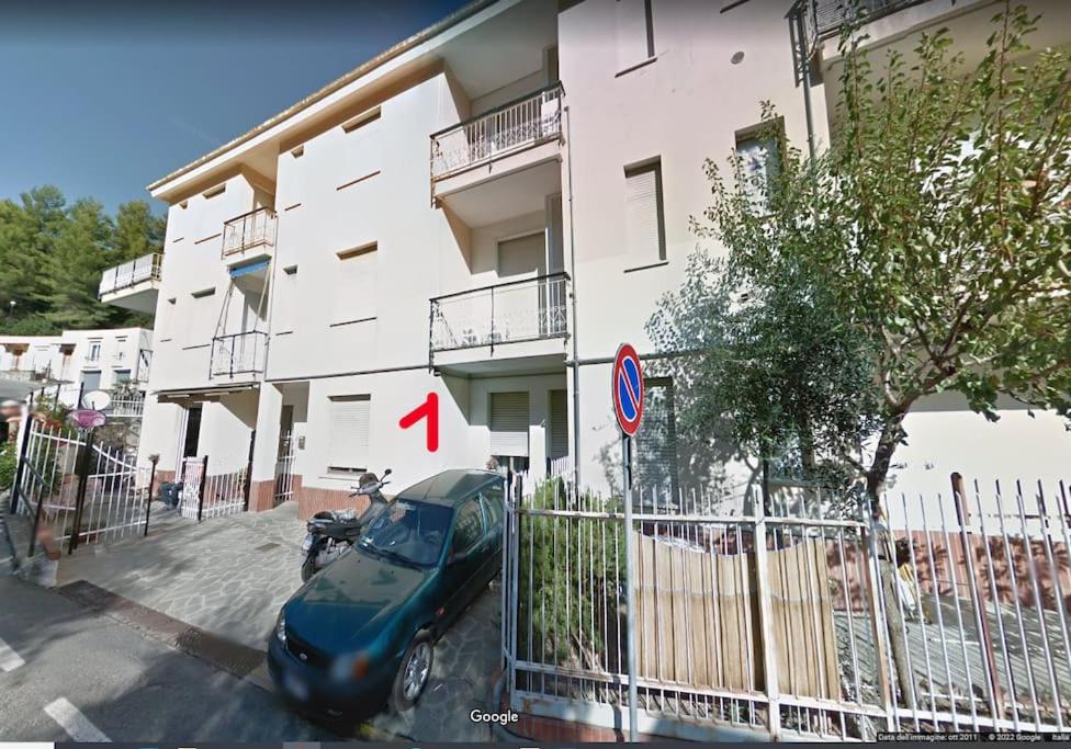 un coche aparcado frente a un edificio en Monolocale n°1 vicino al centro con dehor, en Laigueglia