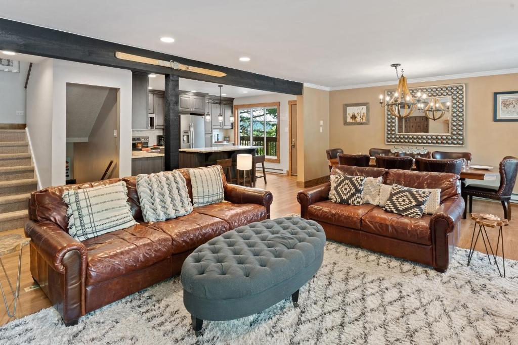 uma sala de estar com mobiliário de couro castanho e uma cozinha em Winterset 1 condo em Steamboat Springs