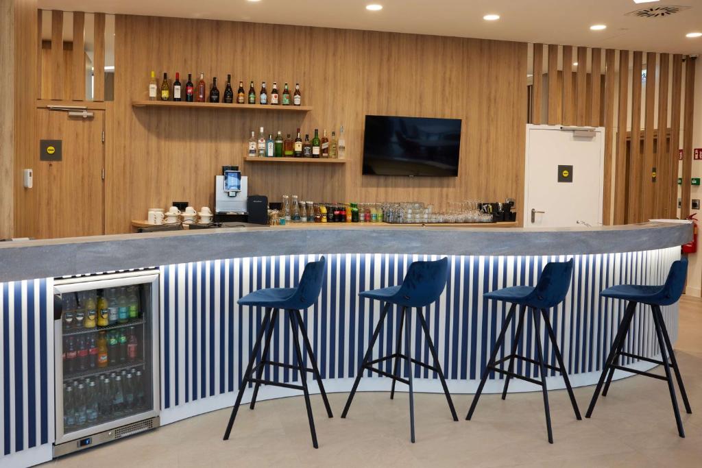 Televízia a/alebo spoločenská miestnosť v ubytovaní Hampton By Hilton Poznan Swarzedz