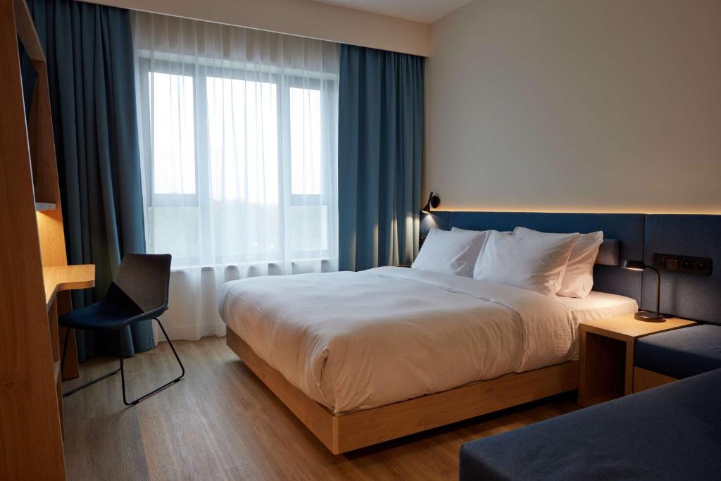 Posteľ alebo postele v izbe v ubytovaní Hampton By Hilton Poznan Swarzedz