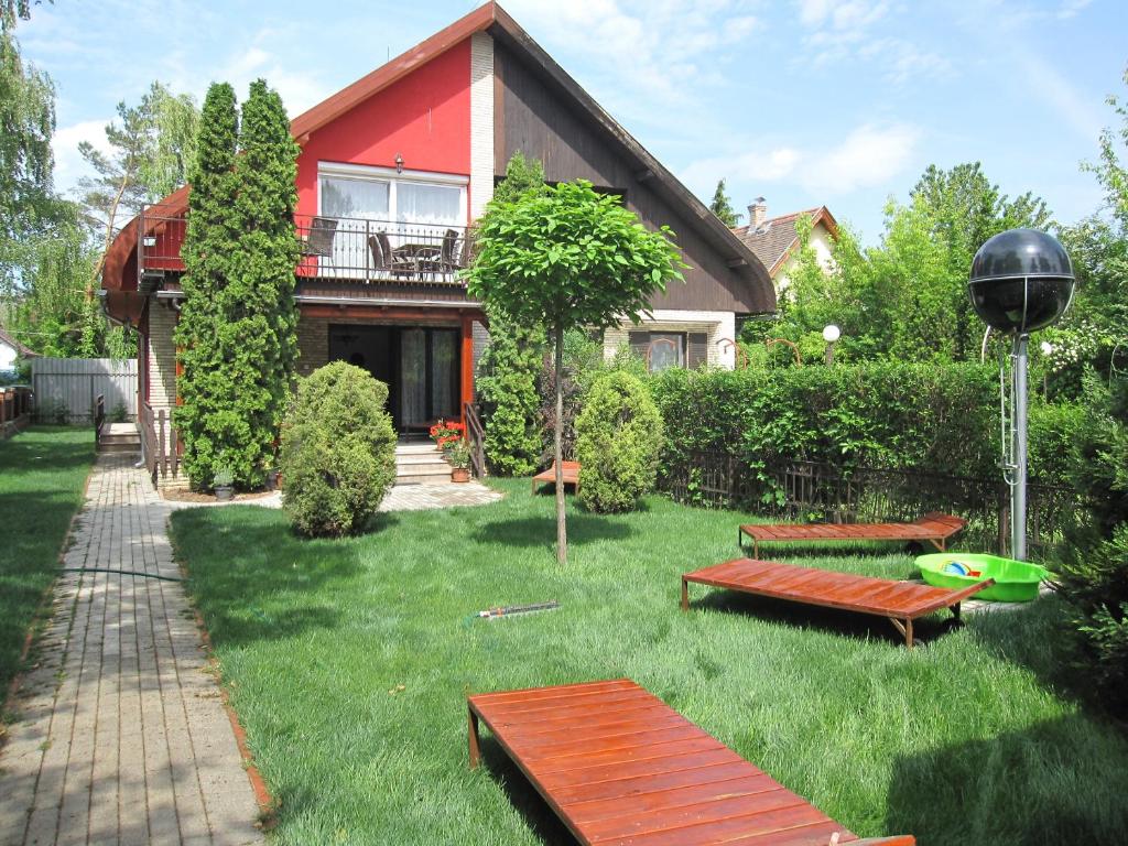 a yard with benches in front of a house at Zrínyi ház in Szántód