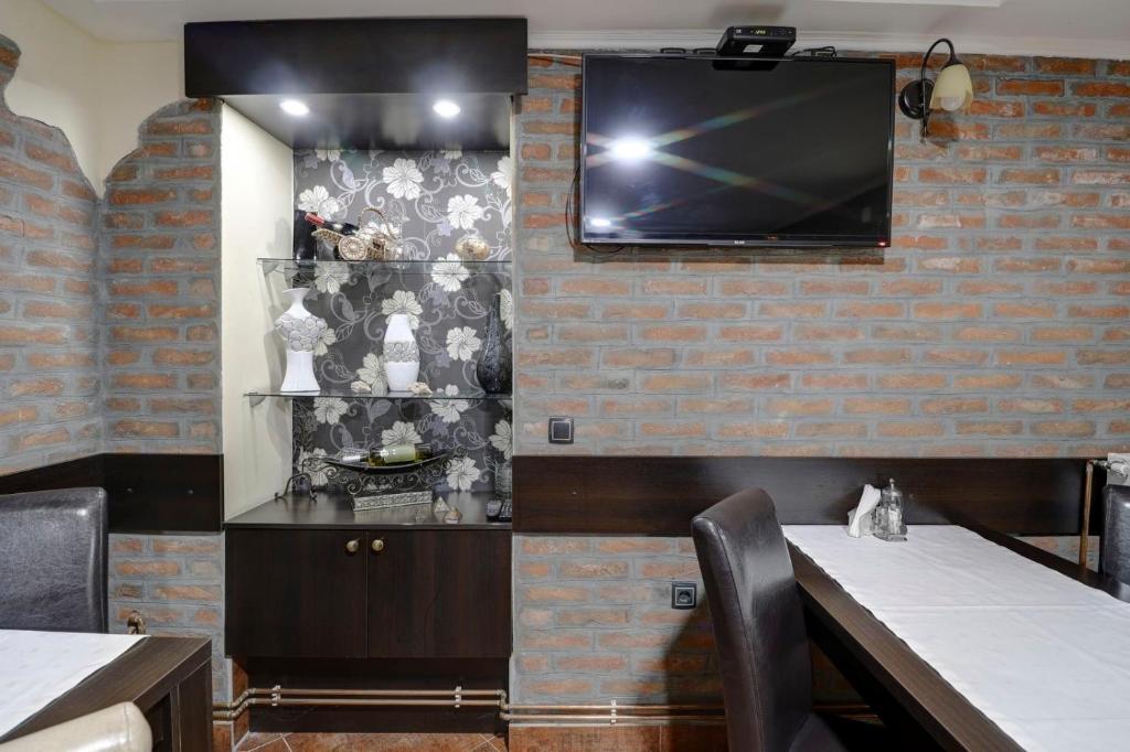 TV a/nebo společenská místnost v ubytování Hotel PERLA LDM Leskovac