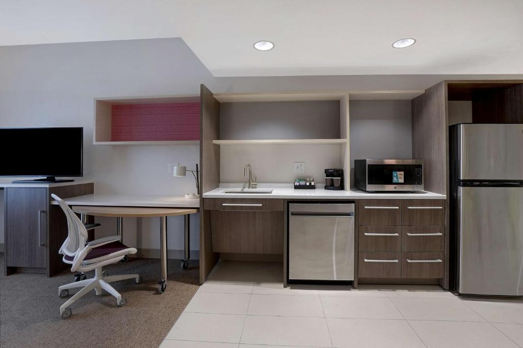 Kuchyň nebo kuchyňský kout v ubytování Home2 Suites By Hilton Lakewood Ranch