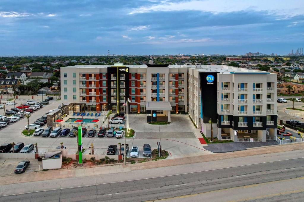 eine Luftansicht eines Gebäudes mit einem Parkplatz in der Unterkunft Home2 Suites Galveston, Tx in Galveston