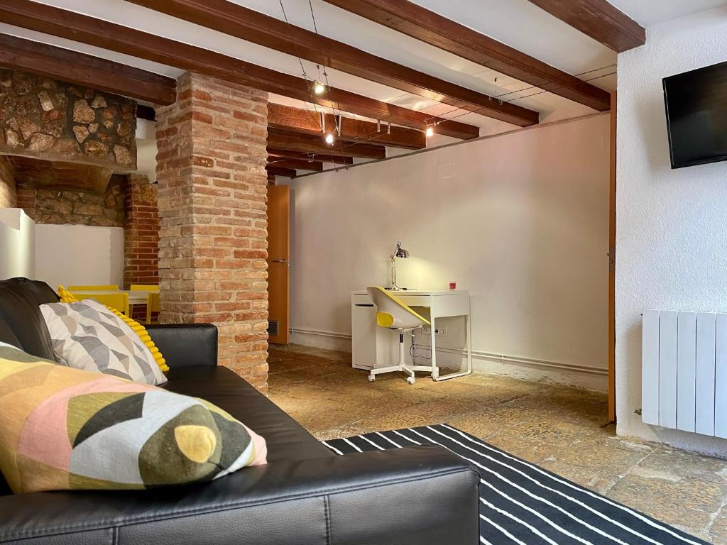 a living room with a couch and a desk at Duplex de encanto en Part Alta! in Tarragona