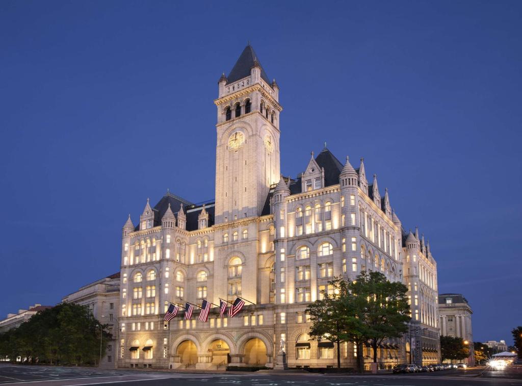 un gran edificio con una torre de reloj encima en Waldorf Astoria Washington DC, en Washington