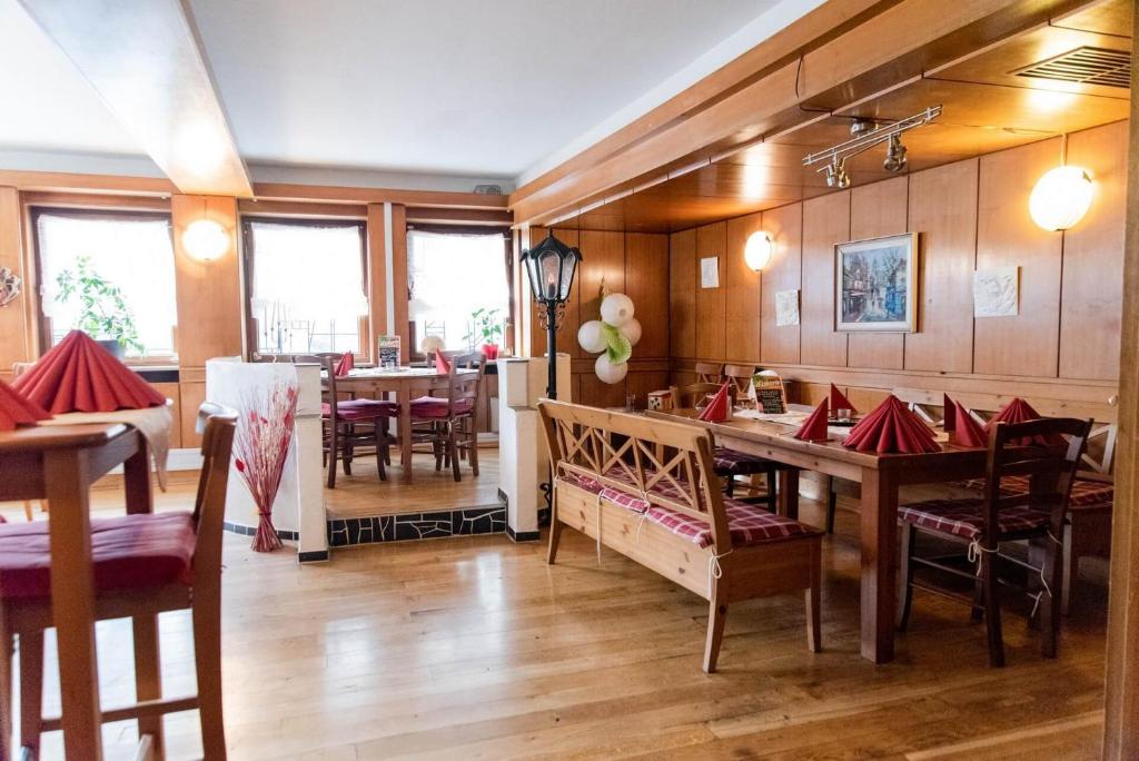 Hotel Garni Ratstube في باد أوراش: غرفة طعام مع طاولات وكراسي في مطعم