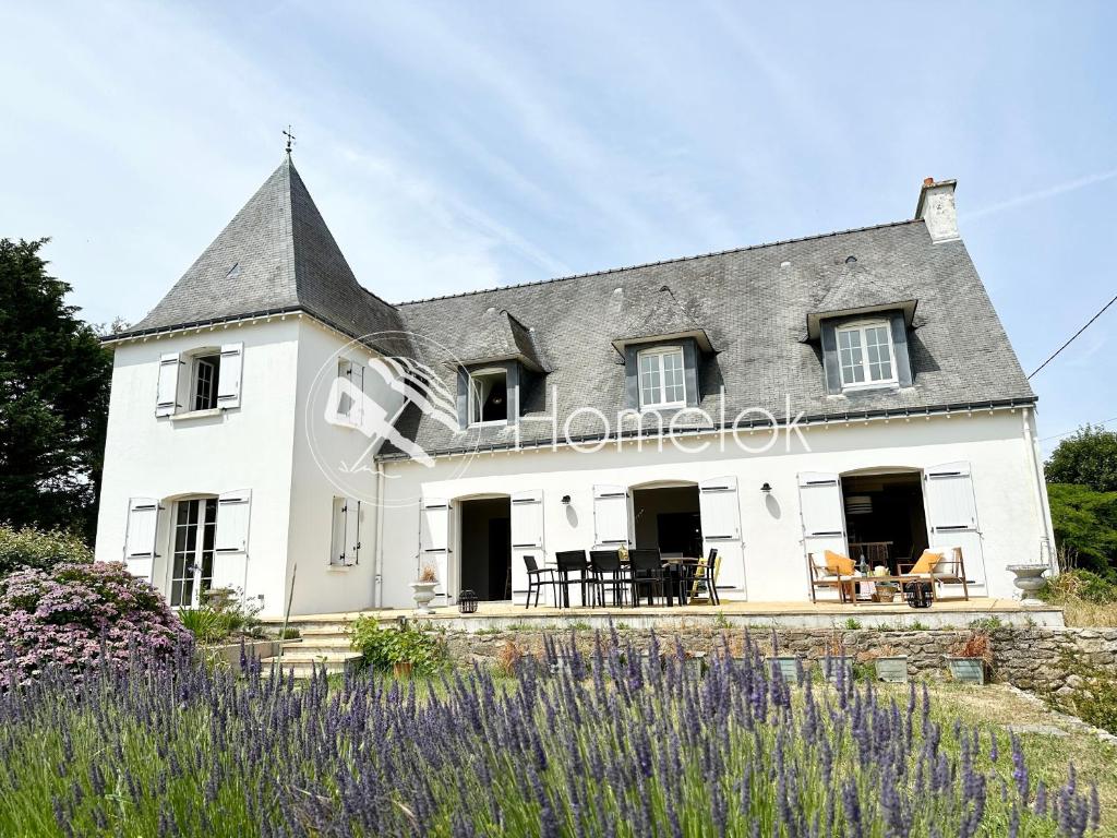 an external view of the house with the garden at LUXURY ! Maison spacieuse de standing – Proche des plages in Ploemeur