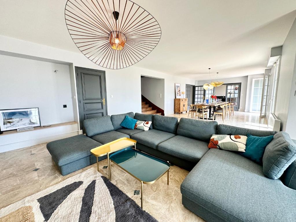 a living room with a couch and a table at LUXURY ! Maison spacieuse de standing – Proche des plages in Ploemeur