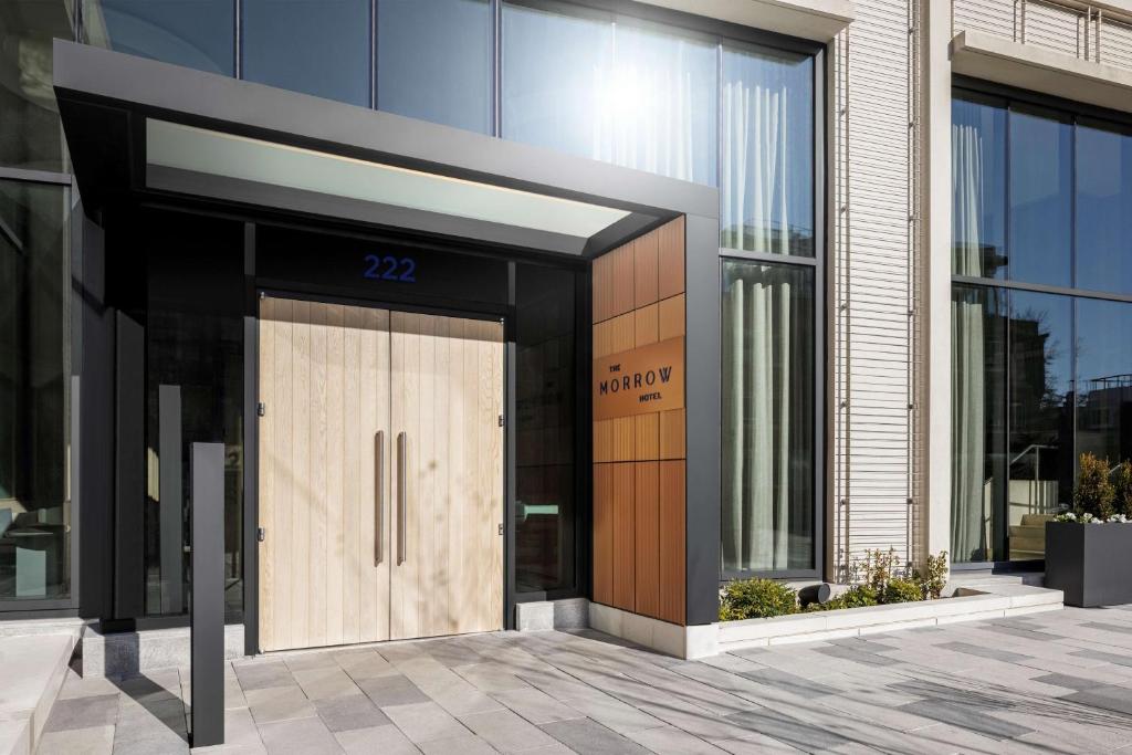een toegang tot een gebouw met een houten deur bij The Morrow Washington Dc, Curio Collection By Hilton in Washington