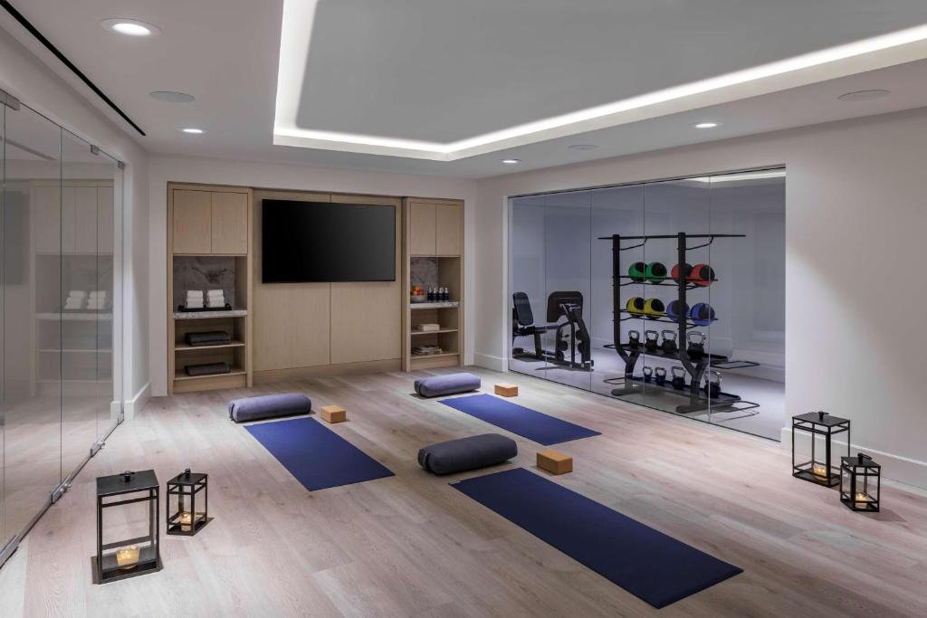 Fitness centrum a/nebo fitness zařízení v ubytování The Morrow Washington Dc, Curio Collection By Hilton