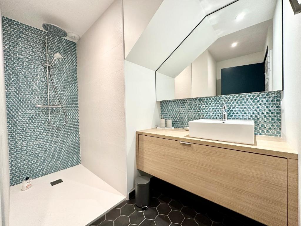 a bathroom with a sink and a shower at LUXURY ! Maison spacieuse de standing – Proche des plages in Ploemeur