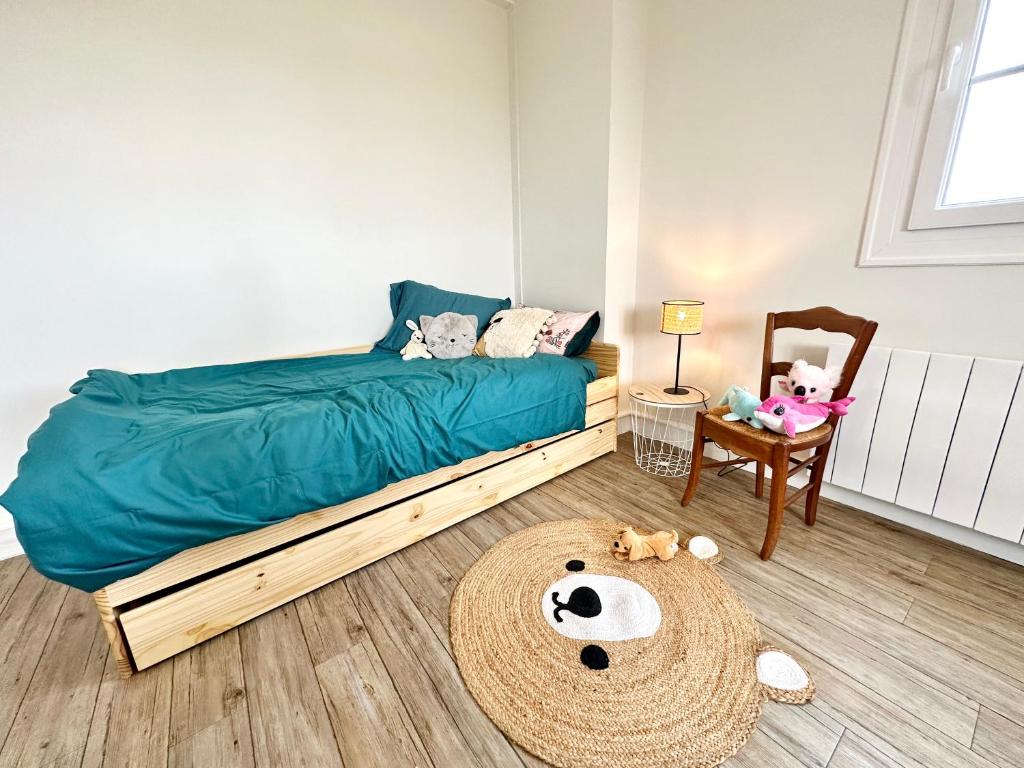 a bedroom with a bed with a green comforter at LUXURY ! Maison spacieuse de standing – Proche des plages in Ploemeur