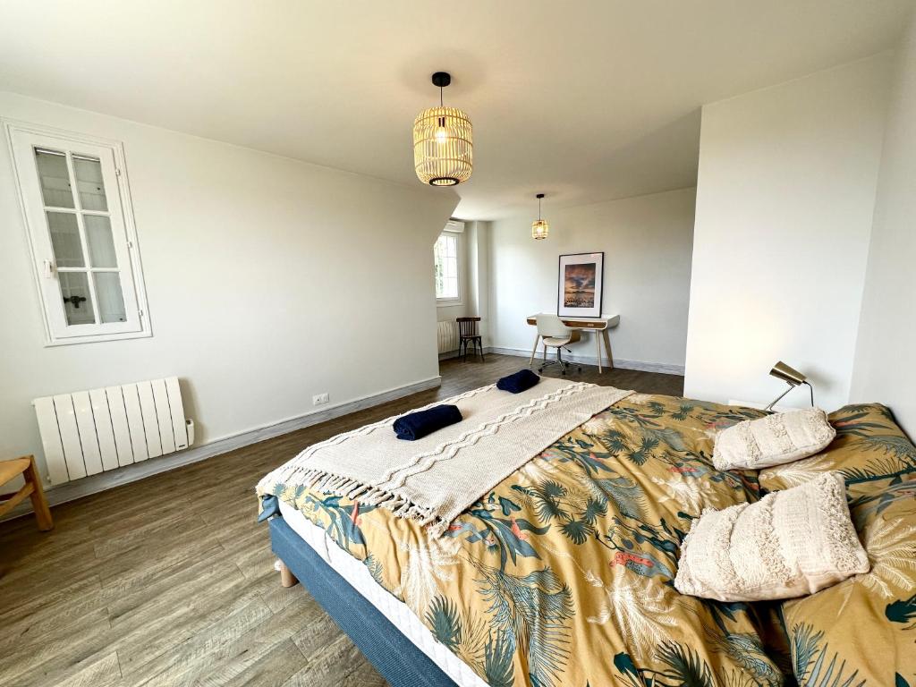 a bedroom with a king sized bed in a room at LUXURY ! Maison spacieuse de standing – Proche des plages in Ploemeur