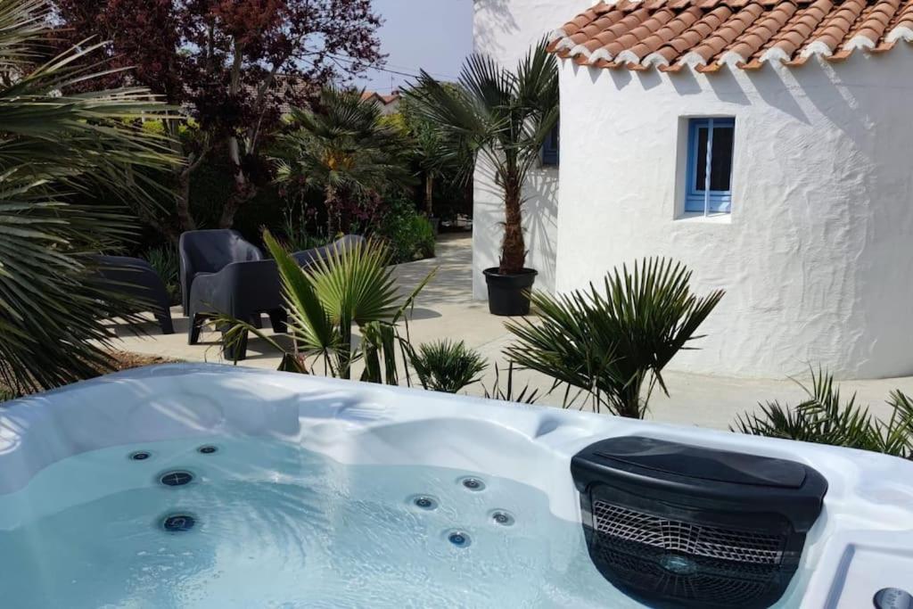 un jacuzzi frente a una casa en Jolie Villa à 400m des plages de sable, en La Plaine-sur-Mer