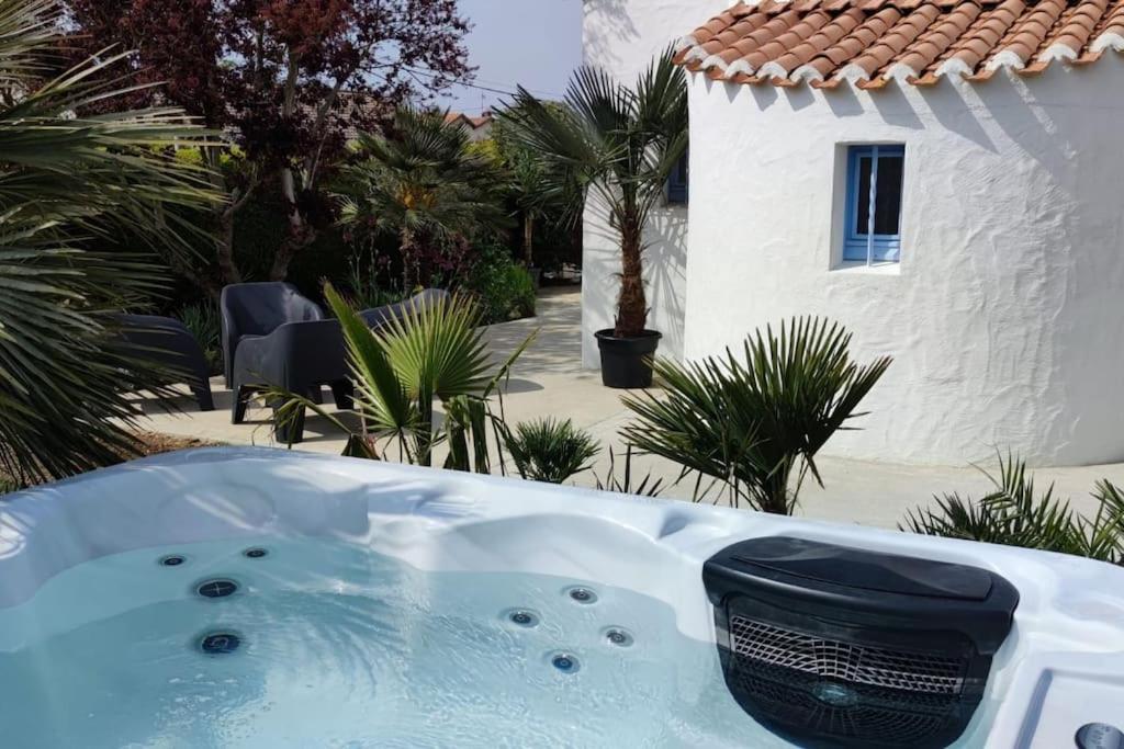 uma banheira de hidromassagem em frente a uma casa em Jolie Villa à 400m des plages de sable em La Plaine-sur-Mer