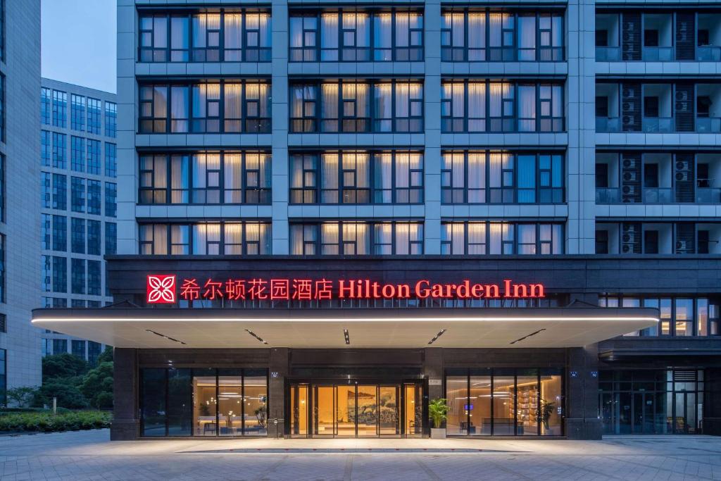 un edificio con un cartel que lee hilton garden inn en Hilton Garden Inn Hangzhou Xiaoshan en Hangzhou